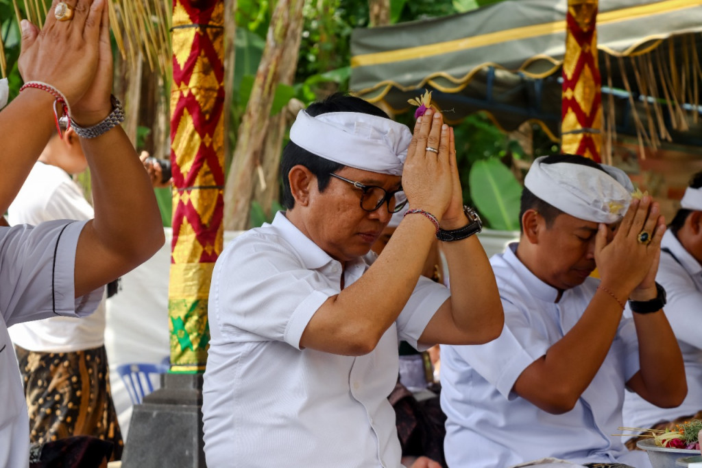 Sekda Adi Arnawa Hadiri Karya Melaspas Mendem Pedagingan Pura Subak Abian Jemeng Sari